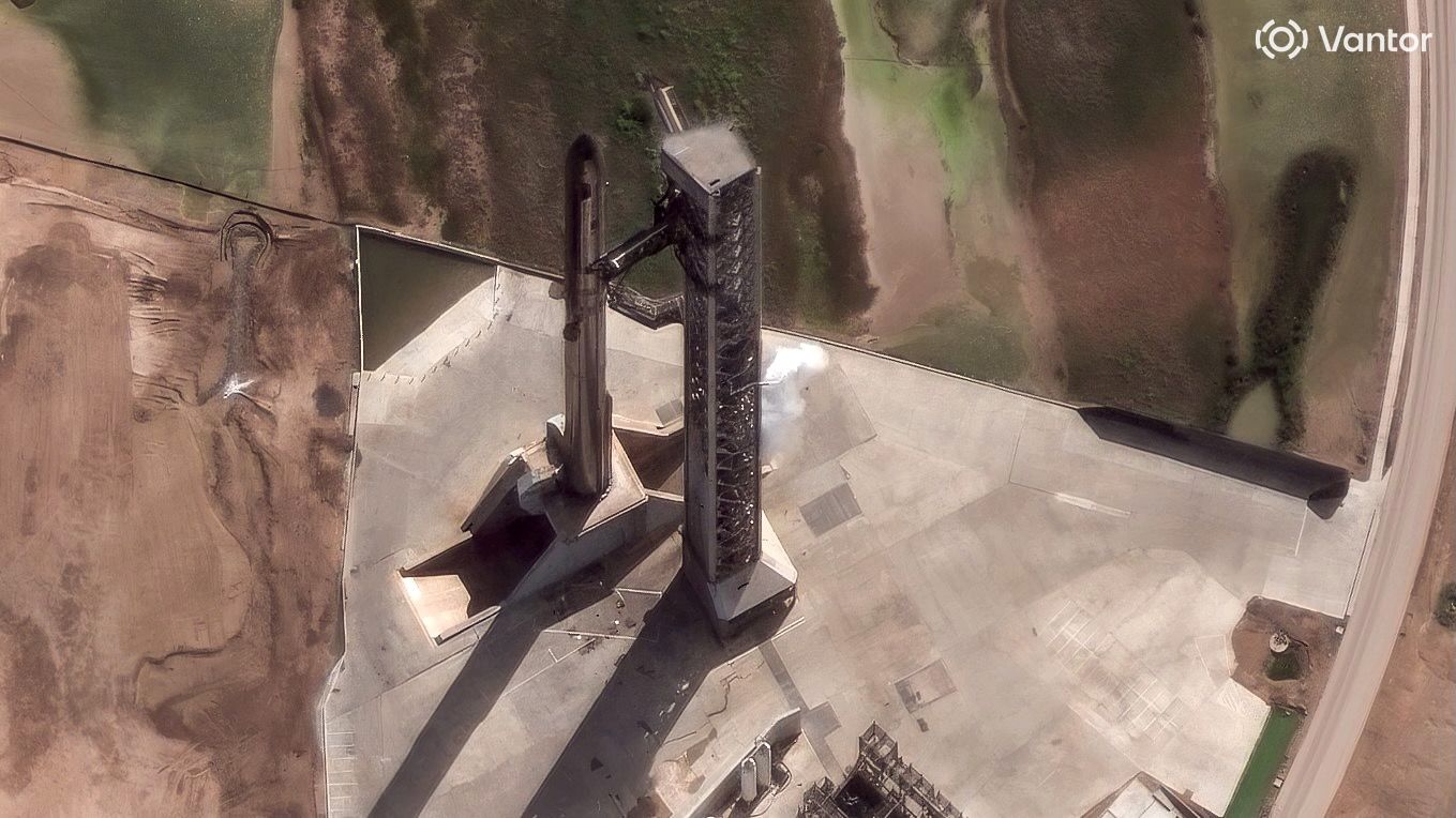 Starship V3 do espaço: Satélite tira foto incrível do megaguindaste da SpaceX na base