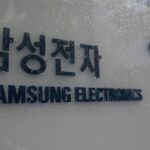 Pagamento de US$ 400 mil da Samsung para trabalhadores do setor de memória gera revolta, já que outras divisões recebem apenas US$ 4 mil, provocando lentidão intencional na produção — ressentimento interno interrompe operações de empacotamento e paralisa decisões sobre grandes projetos de chips de IA.