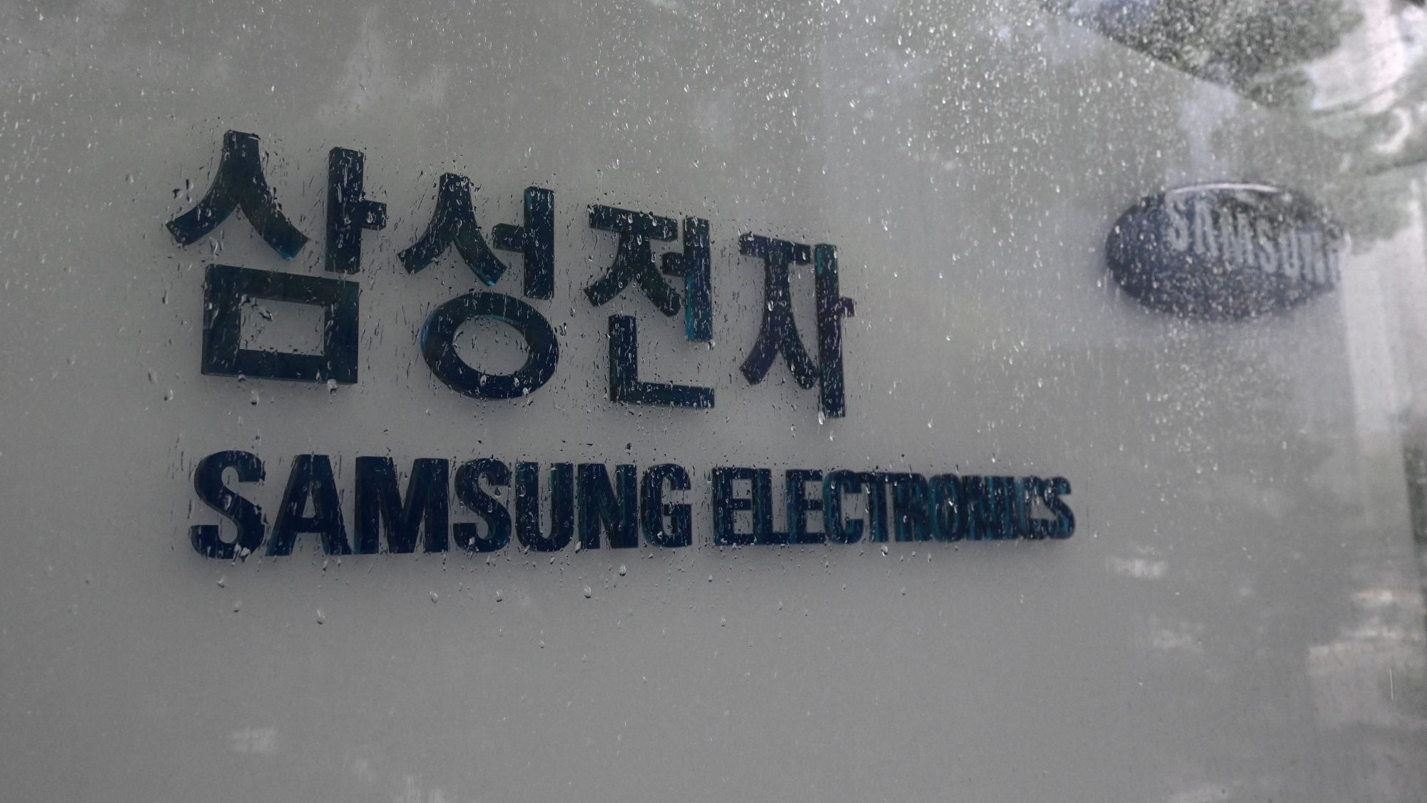 Pagamento de US$ 400 mil da Samsung para trabalhadores do setor de memória gera revolta, já que outras divisões recebem apenas US$ 4 mil, provocando lentidão intencional na produção — ressentimento interno interrompe operações de empacotamento e paralisa decisões sobre grandes projetos de chips de IA.