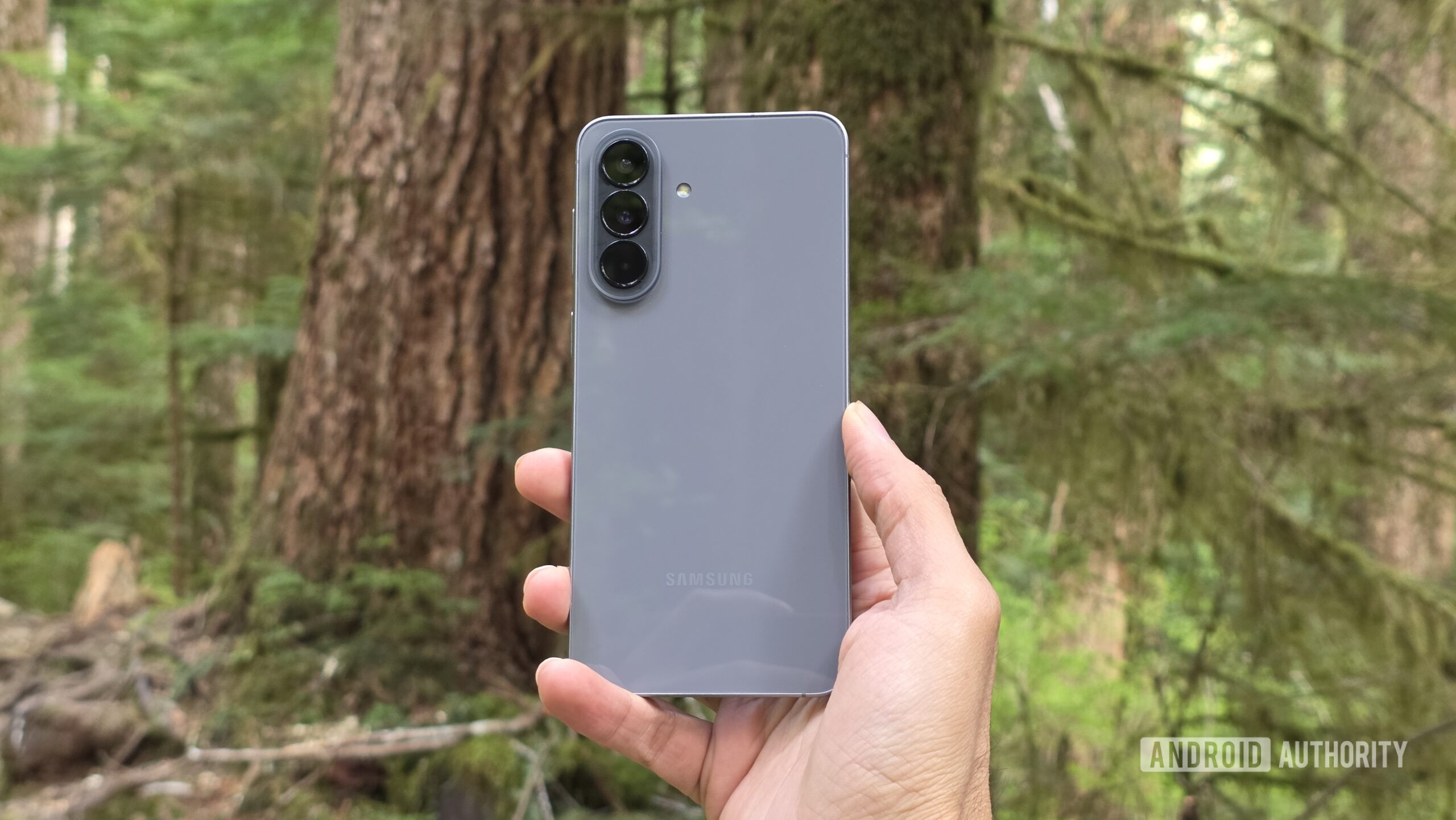 Testei o Samsung Galaxy A57 5G por um mês e gostei, mas não tenho certeza se você deveria comprar um.