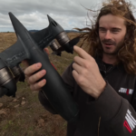 Drone quebra recorde mundial de velocidade com 729 km/h em teste — hélices de fibra de carbono em formato de dente de serra são um dos principais avanços no design do Blackbird Drone quebra recorde mundial de velocidade com 729 km/h em teste — hélices de fibra de carbono em formato de dente de serra são um dos principais avanços no design do Blackbird