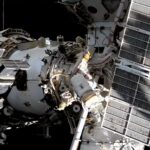 Cosmonautas russos instalam telescópio de observação solar na EEI durante caminhada espacial de 6 horas Cosmonautas russos instalam telescópio de observação solar na EEI durante caminhada espacial de 6 horas