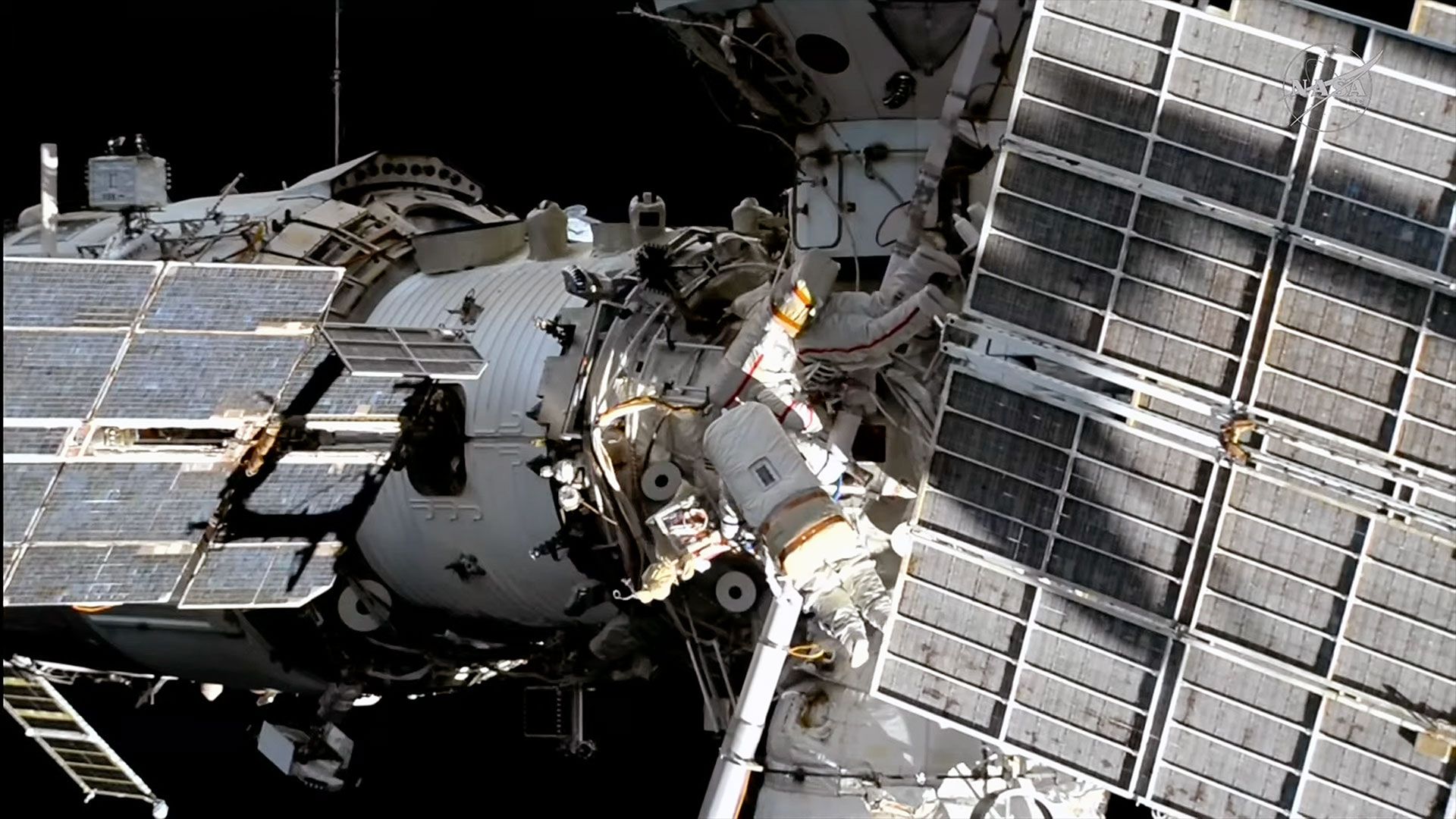 Cosmonautas russos instalam telescópio de observação solar na EEI durante caminhada espacial de 6 horas