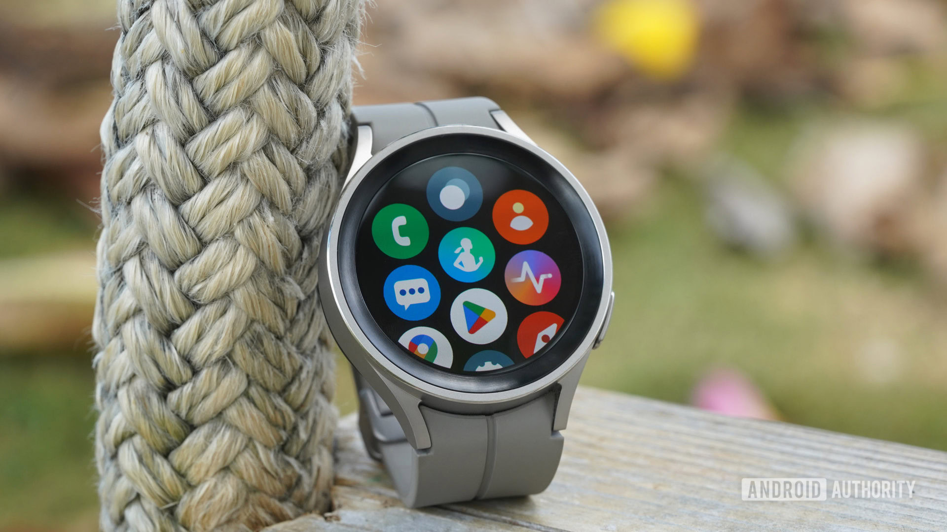 Google Contacts no Wear OS está testando um novo design focado em fotos inteligentes
