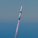 Foguete New Glenn, da Blue Origin, explode em uma enorme bola de fogo durante teste de pré-lançamento