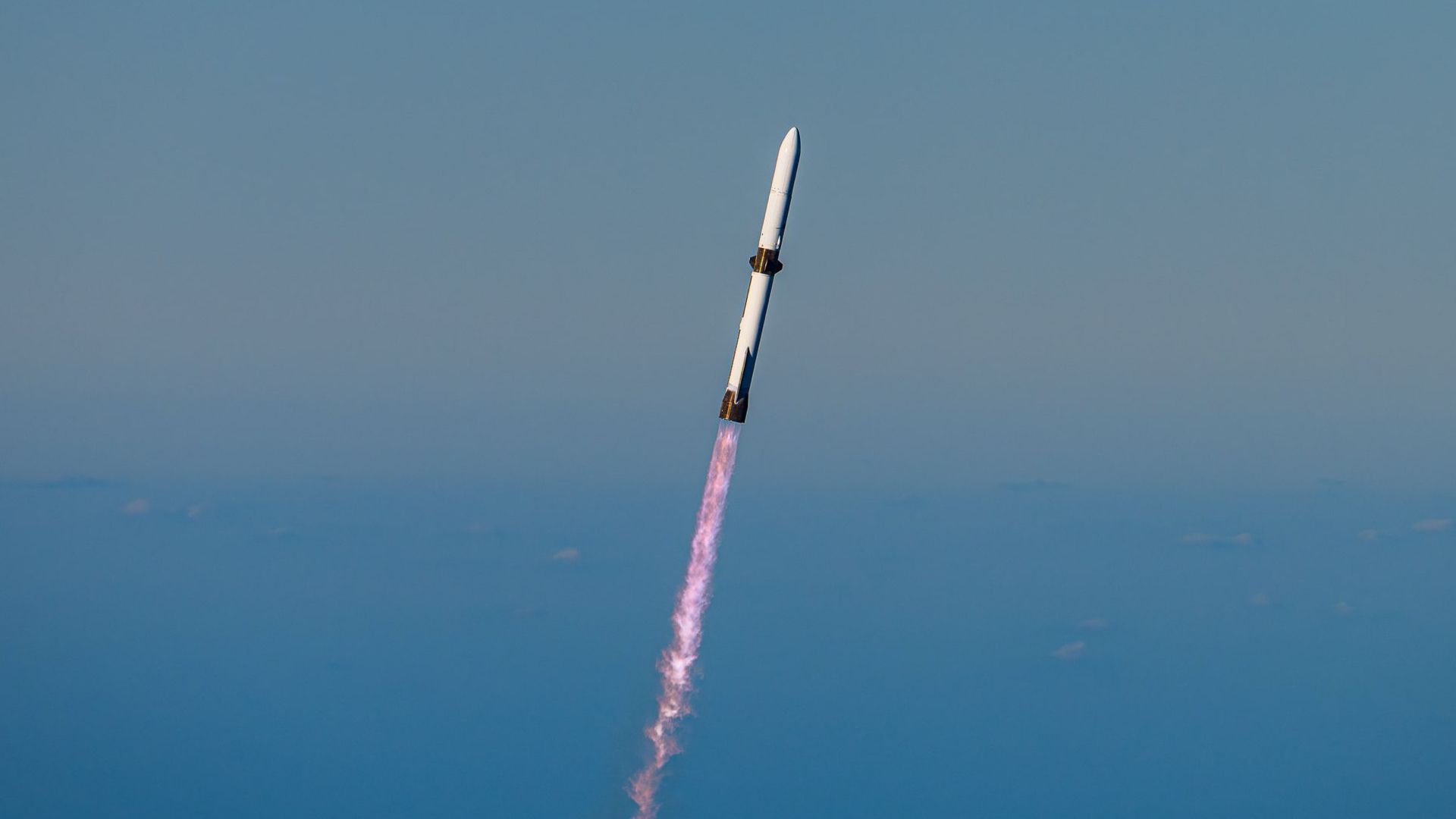 Foguete New Glenn, da Blue Origin, explode em uma enorme bola de fogo durante teste de pré-lançamento