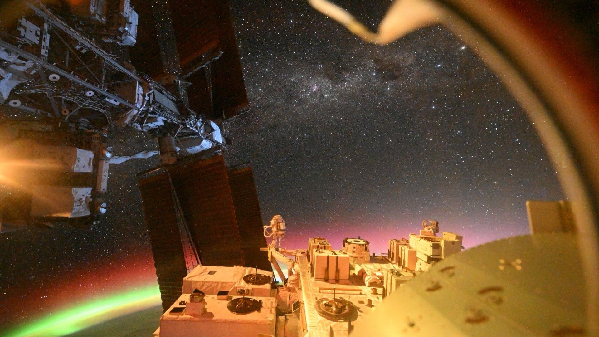 Astronauta captura a magia da aurora a partir da EEI | Foto espacial do dia de 28 de maio de 2026
