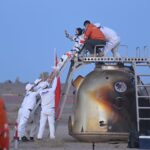 Astronautas da Shenzhou 21 da China retornam à Terra após ficarem brevemente presos, encerrando missão recorde (vídeo) Astronautas da Shenzhou 21 da China retornam à Terra após ficarem brevemente presos, encerrando missão recorde (vídeo)