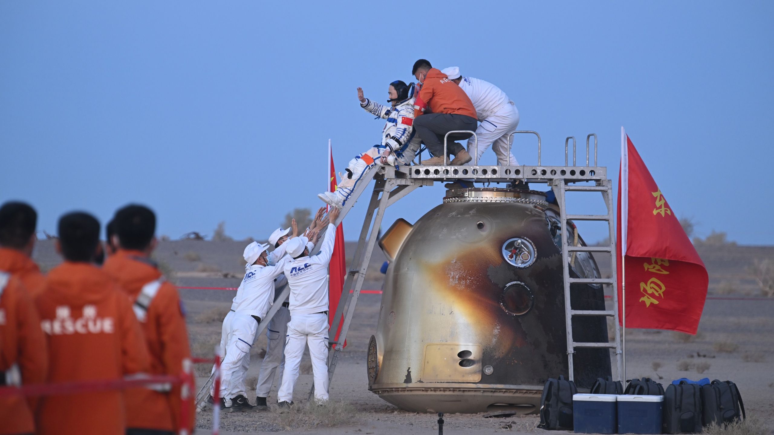 Astronautas da Shenzhou 21 da China retornam à Terra após ficarem brevemente presos, encerrando missão recorde (vídeo)