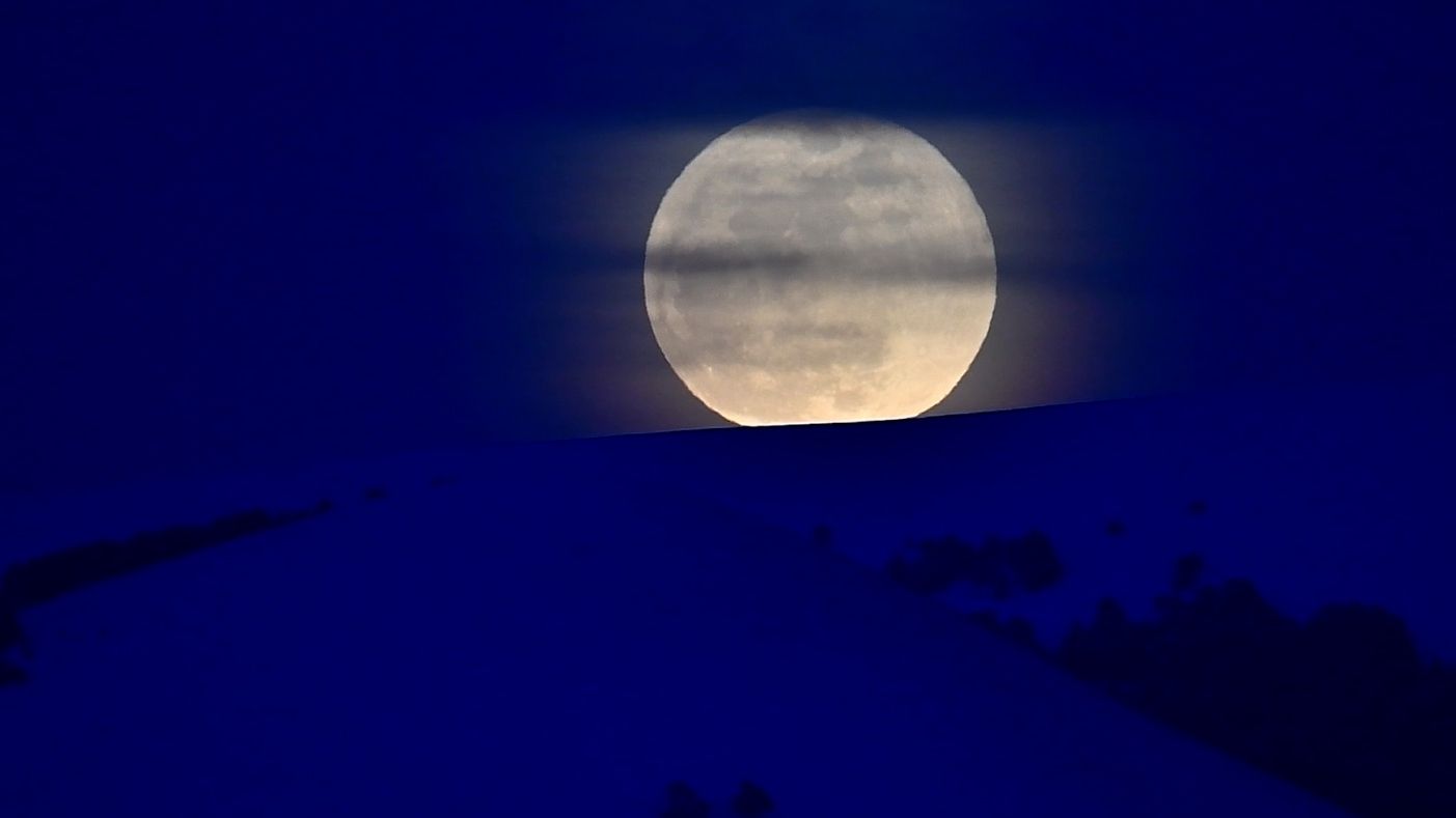 Rara Lua Azul esconde a luz vermelha de uma estrela antiga em 31 de maio: você conseguirá vê-la?