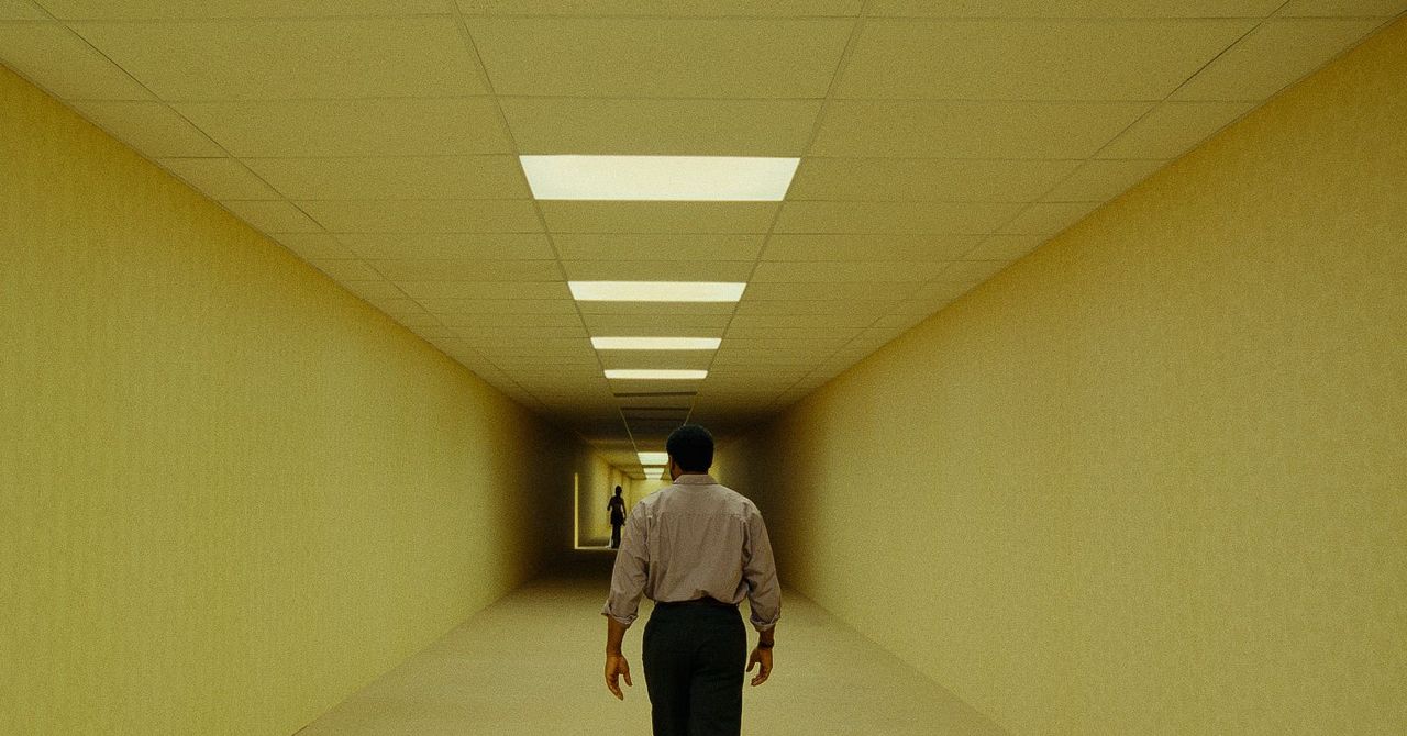 ‘Backrooms’ leva você para o fundo do mito de terror mais inquietante da internet.