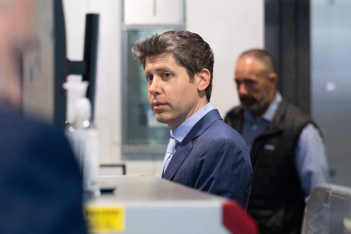 Flórida processa OpenAI e Sam Altman em ação inédita por incidentes violentos.