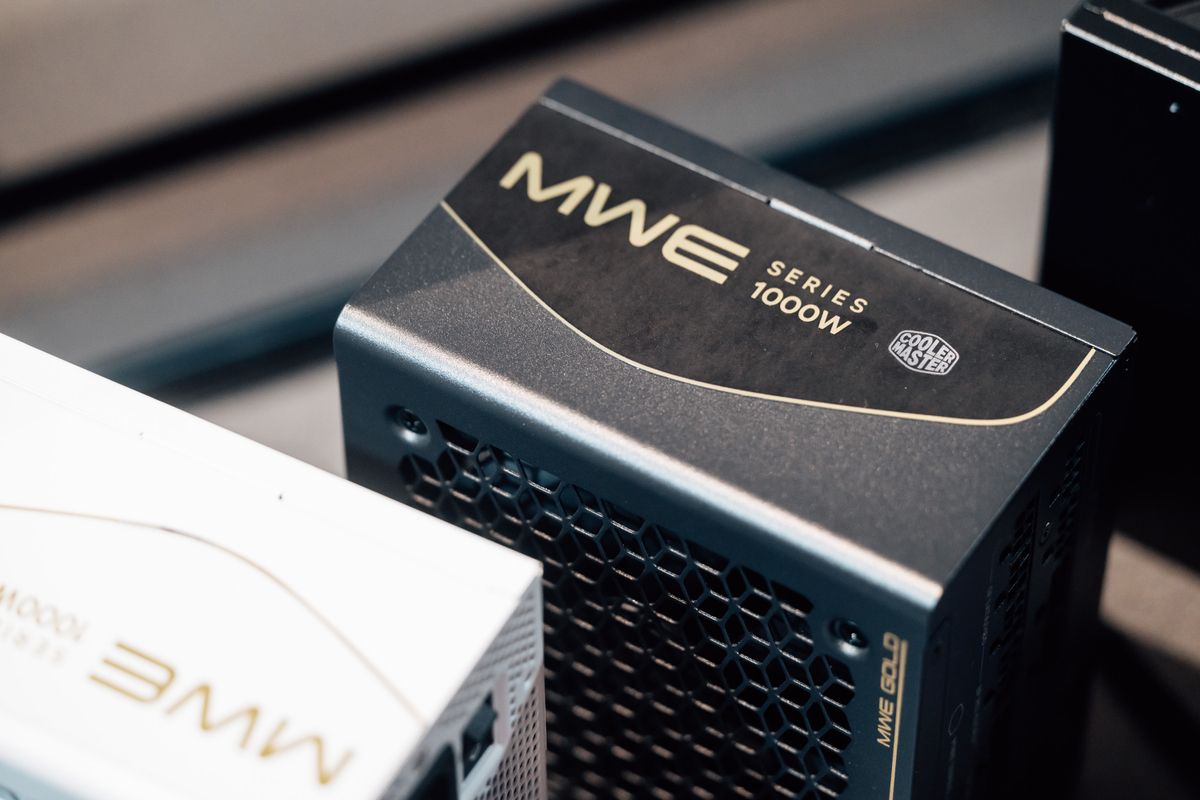Cooler Master apresenta novas fontes de alimentação MWE Gold V4 e adaptador GPU Shield — monitoramento por pino pode reduzir a potência dinamicamente para evitar o derretimento de cabos.