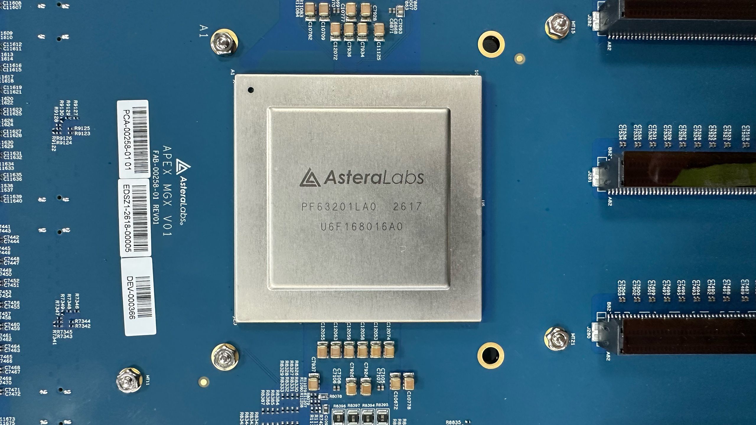Astera Labs apresenta switch PCIe 6.0 de 320 pistas para escalonamento independente de fornecedor em data centers — até 80 aceleradores podem ser escalonados usando apenas PCIe
