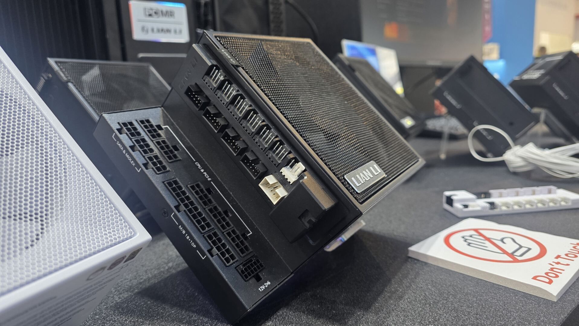 As fontes Edge Platinum V2 da Lian Li possuem indicador de poeira em LED, filtro magnético e um hub de ventoinha e conector USB de encaixe — o conector de energia de 90 graus, marca registrada da linha Edge, também está de volta.