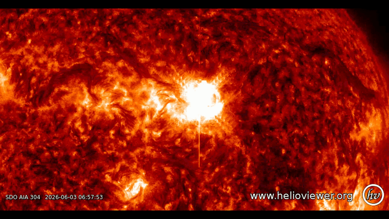 Sol entra em erupção com 3 erupções solares colossais em menos de 24 horas, aumentando as chances de auroras boreais.