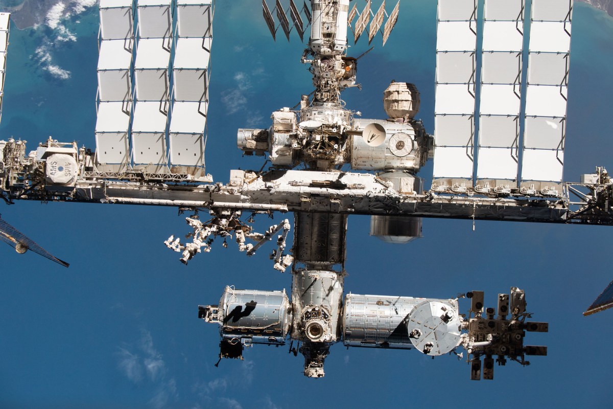 NASA orienta astronautas a se abrigarem na SpaceX Dragon devido a novos vazamentos na ISS