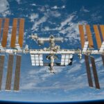 Astronautas na Estação Espacial Internacional se abrigam na SpaceX Dragon enquanto cosmonautas tentam consertar vazamento de ar. Astronautas na Estação Espacial Internacional se abrigam na SpaceX Dragon enquanto cosmonautas tentam consertar vazamento de ar.