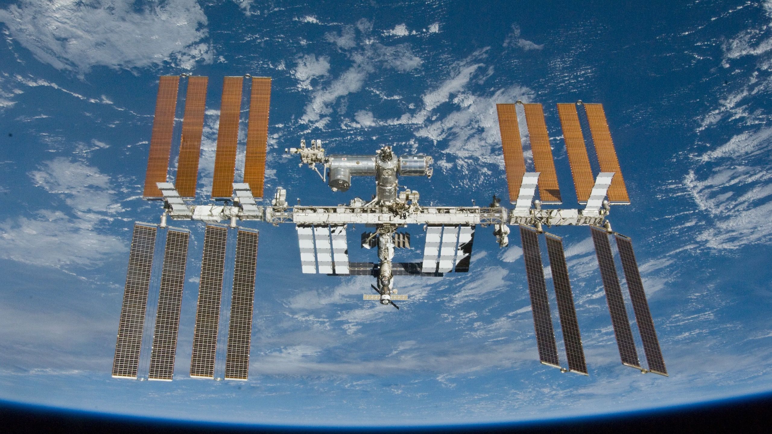 Astronautas na Estação Espacial Internacional se abrigam na SpaceX Dragon enquanto cosmonautas tentam consertar vazamento de ar.