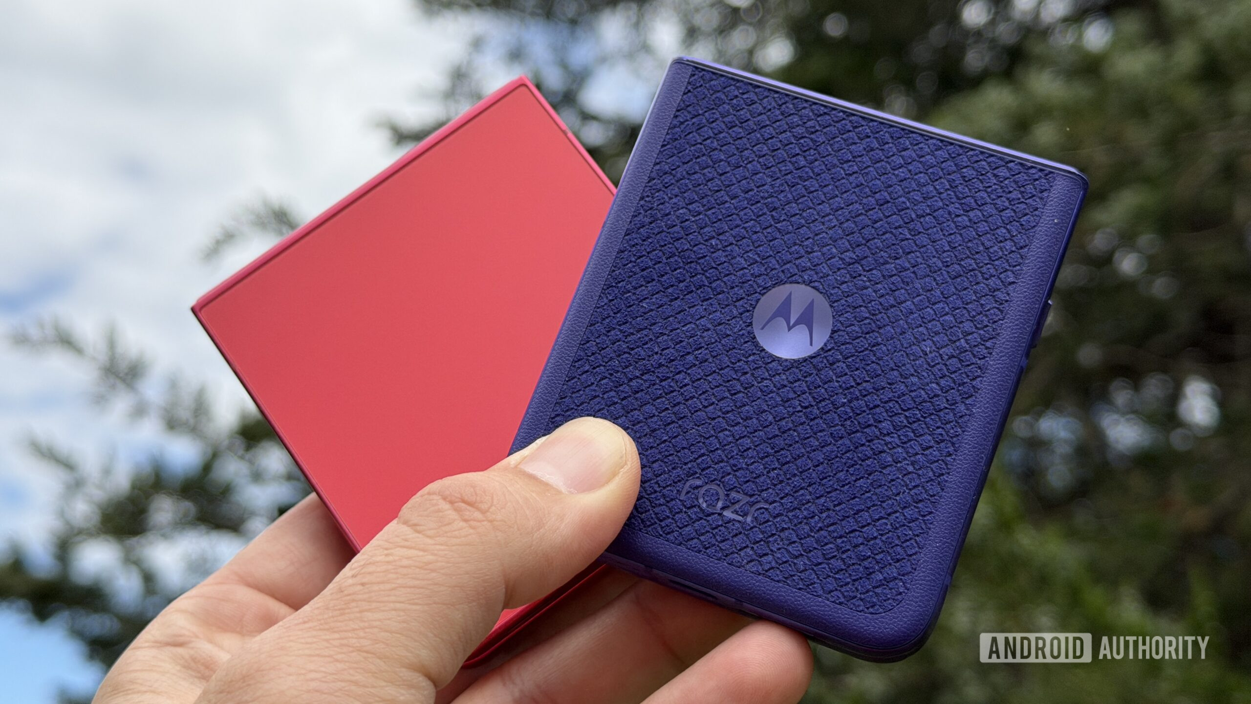 Usei o Motorola Razr Ultra (2026) e o Galaxy Z Flip 7, e só quero um no meu bolso.