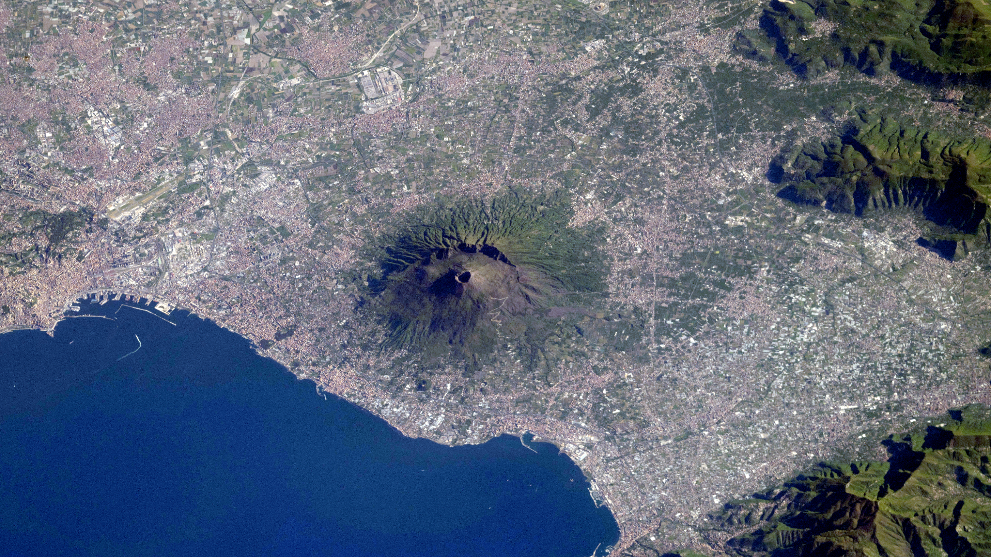 Astronauta avista o Monte Vesúvio do espaço | Foto espacial do dia de 8 de junho de 2026