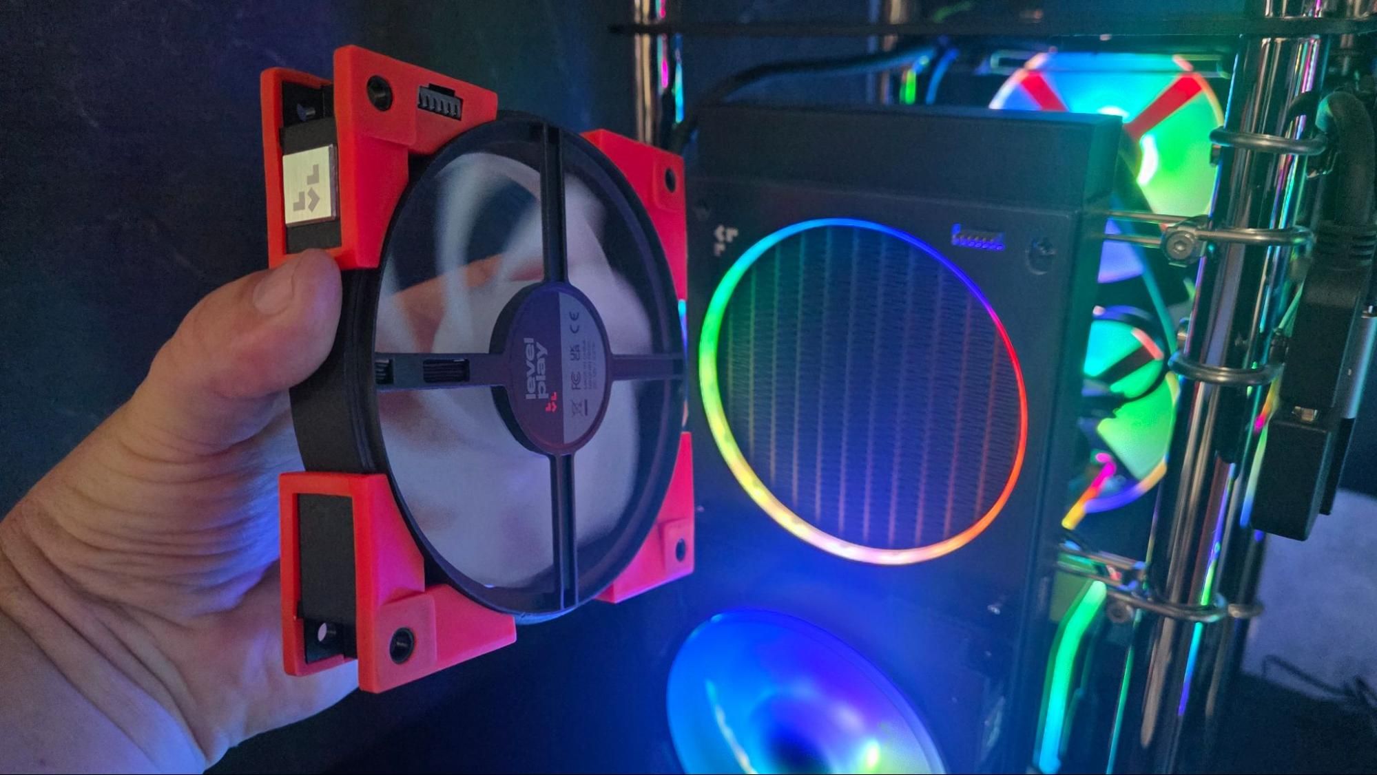 Levelplay exibe ventoinhas magneticamente acopladas que são reversíveis, conectam-se via pogo pins e USB-C – além de um AIO que troca uma tela por um botão grande.
