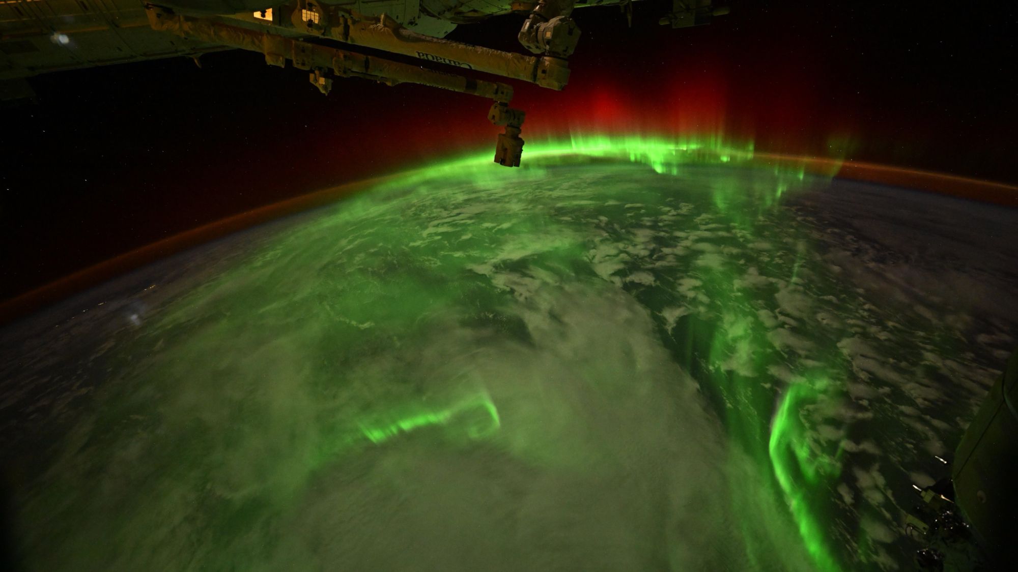 Astronauta captura auroras em forma de serpente a partir de uma espaçonave SpaceX Dragon | Foto espacial do dia de 9 de junho de 2026