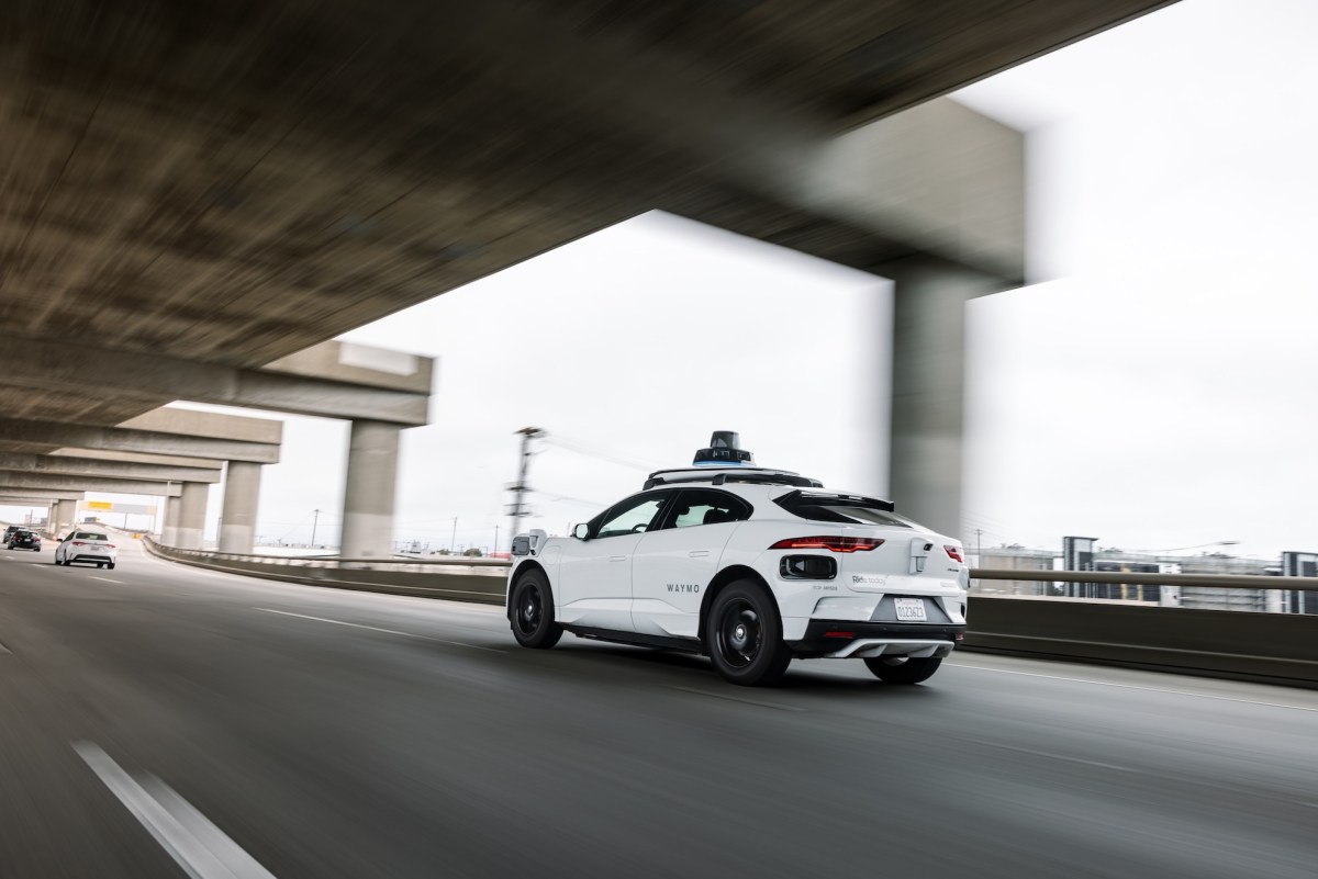 Waymo diz que construiu um benchmark melhor para comparar robotáxis com humanos