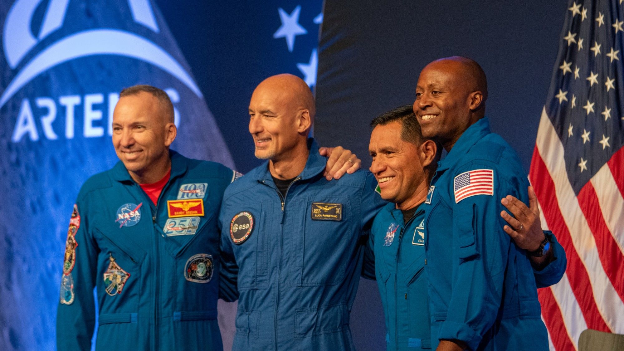 NASA revela tripulação de astronautas da Artemis 3