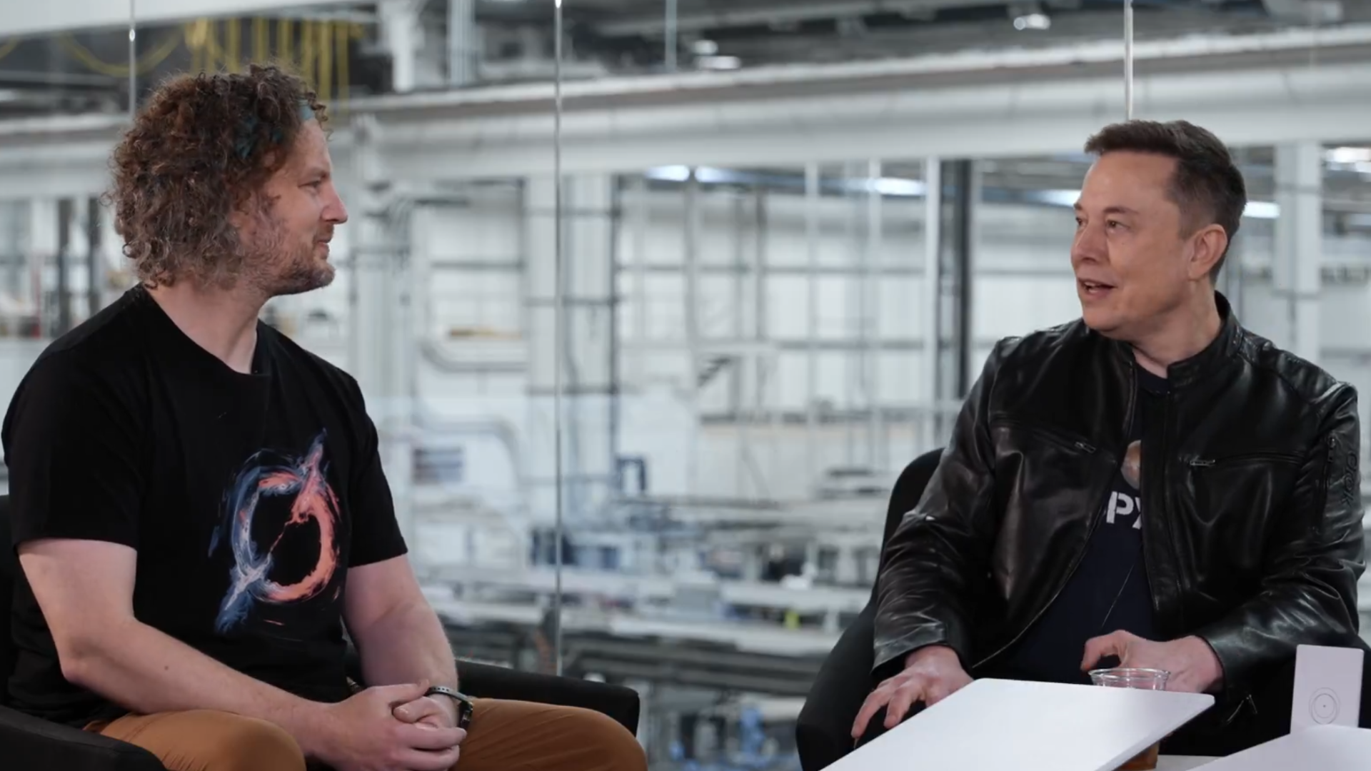 A primeira geração de espaçonaves de data center orbital de Elon Musk é mais larga que um Boeing 747 e utiliza uma carga útil de chips intercambiáveis — a carga útil de computação via satélite de IA é de 120 kW, com picos de 150 kW.