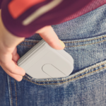 Mouse portátil Logi Mobi Fold dobra ao meio e desliza facilmente para o seu bolso — mouse sem fio tem bateria com duração de um mês Mouse portátil Logi Mobi Fold dobra ao meio e desliza facilmente para o seu bolso — mouse sem fio tem bateria com duração de um mês