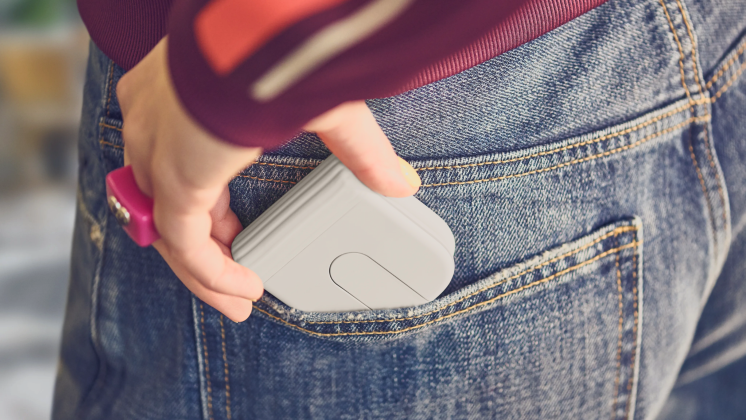 Mouse portátil Logi Mobi Fold dobra ao meio e desliza facilmente para o seu bolso — mouse sem fio tem bateria com duração de um mês