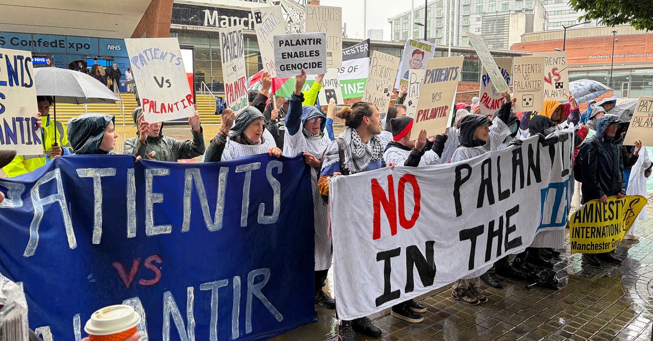 ‘Tirem as mãos do nosso NHS’: protestos anti-Palantir eclodem no Reino Unido devido a acordo com o Serviço Nacional de Saúde