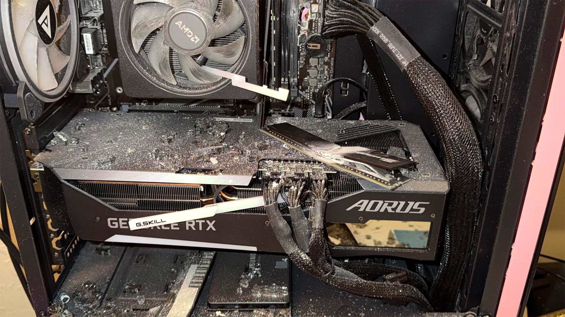 PC gamer desvia bala disparada através da parede por vizinha, salvando a vida do proprietário — acusações de negligência criminal para a culpada que alega que ‘arma de fogo foi disparada acidentalmente pelo seu cachorro’