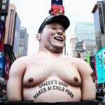 Efígie gigante de Elon Musk é erguida na Times Square em protesto contra o Grok