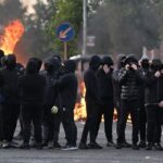 Um grupo juvenil de supremacia branca ajudou a orquestrar os distúrbios em Belfast. Um grupo juvenil de supremacia branca ajudou a orquestrar os distúrbios em Belfast.