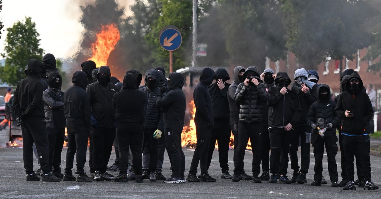Um grupo juvenil de supremacia branca ajudou a orquestrar os distúrbios em Belfast.