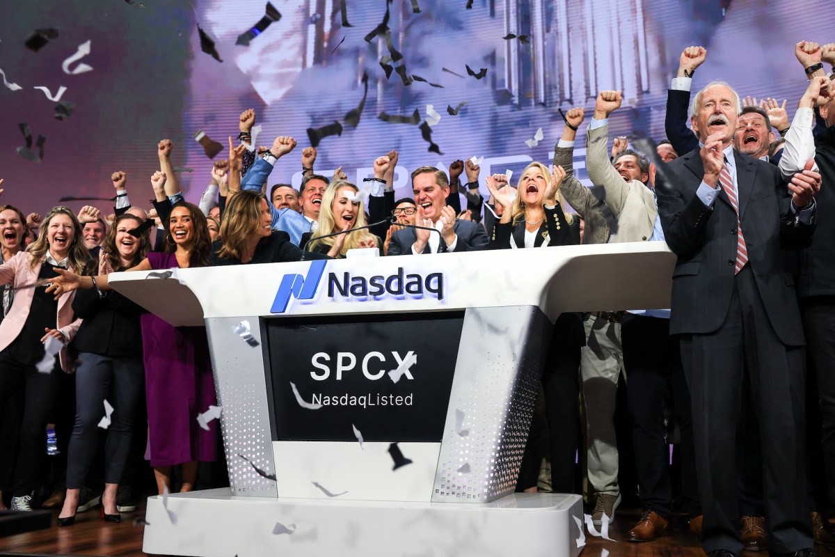 IPO da SpaceX fecha em alta de 19% e entrega o primeiro trilionário do mundo.