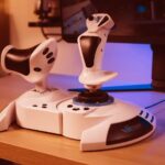 O novo T.Flight Hotas 5 Microsoft Flight Simulator Edition da Thrustmaster oferece uma configuração de simulador de voo plug-and-play por apenas US$ 109 — apresentando controle de 5 eixos com precisão de 16 bits e sistema de leme duplo.