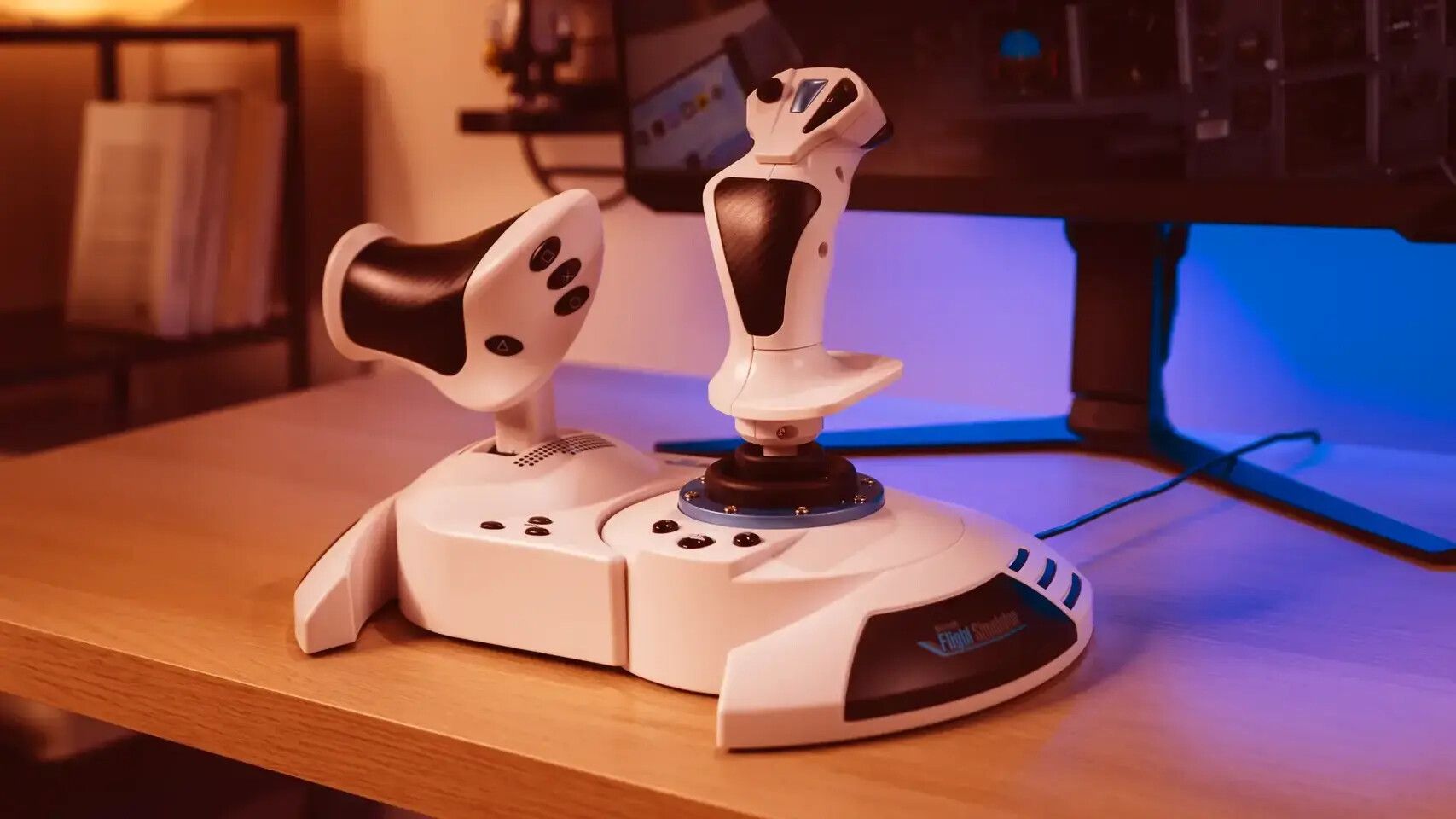 O novo T.Flight Hotas 5 Microsoft Flight Simulator Edition da Thrustmaster oferece uma configuração de simulador de voo plug-and-play por apenas US$ 109 — apresentando controle de 5 eixos com precisão de 16 bits e sistema de leme duplo.