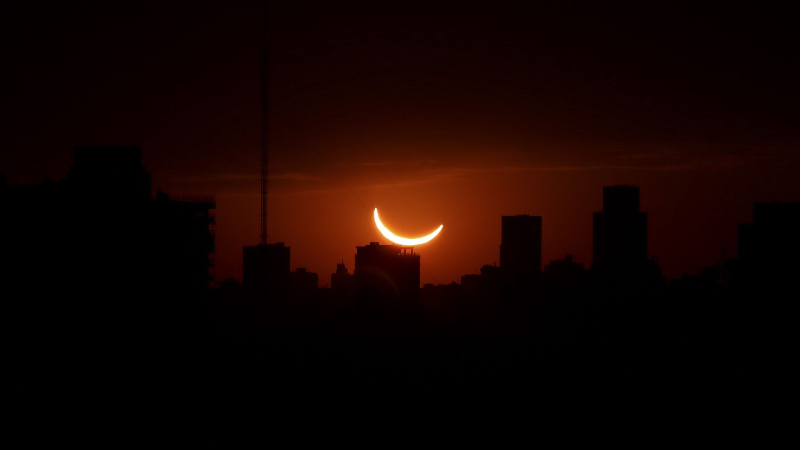 Milhões poderão ver um pôr do sol raro durante o eclipse solar total em 12 de agosto de 2026. Veja para onde olhar.