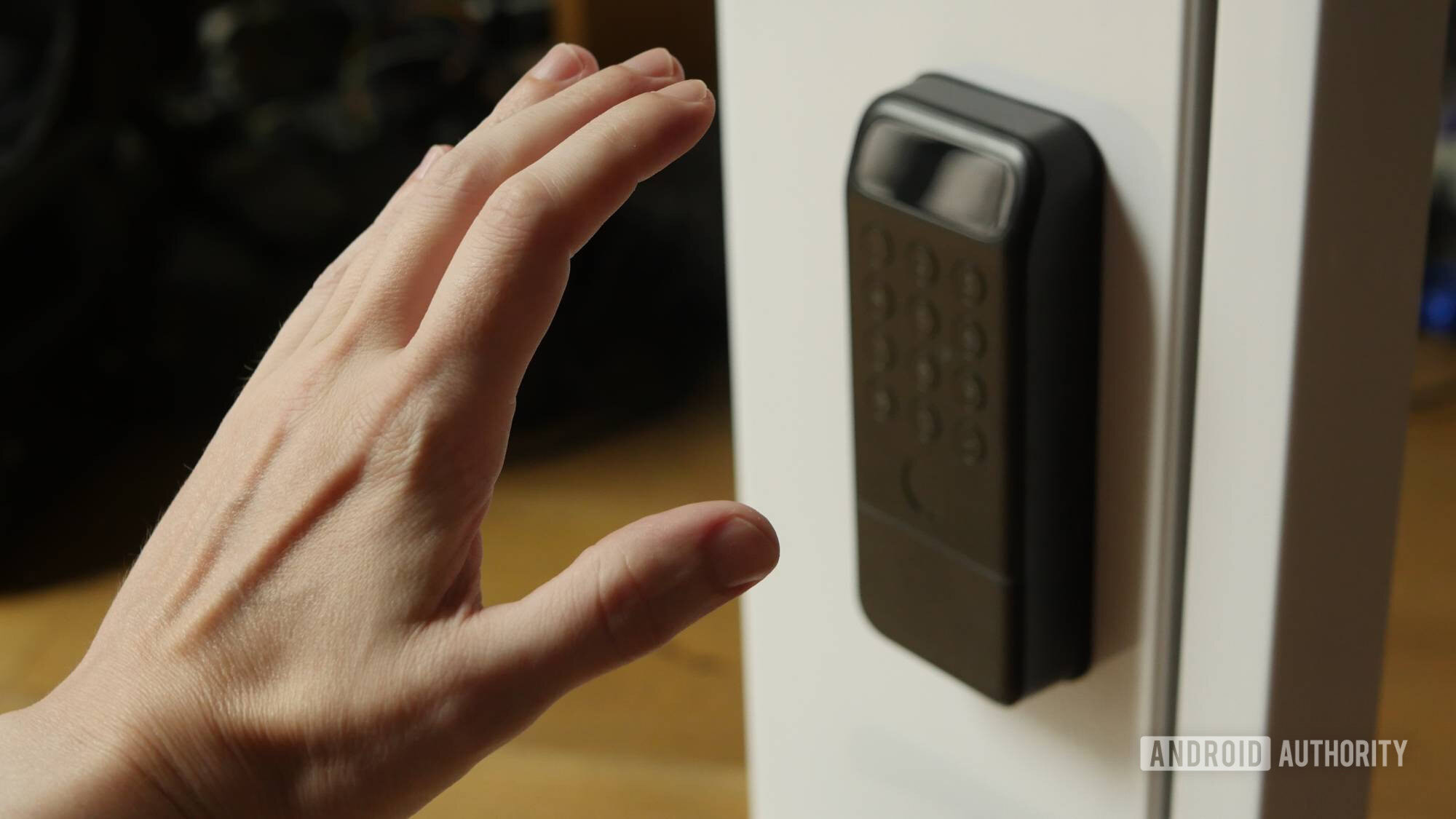 Tenho que tirar o chapéu para a SwitchBot Lock Vision Pro e sua autenticação por veias da palma da mão.