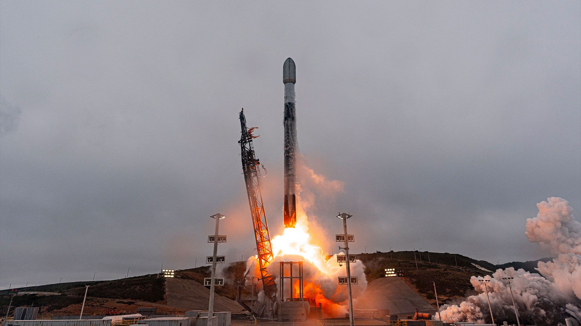 SpaceX envia 24 satélites Starlink à órbita no 1º lançamento como empresa pública (vídeo)