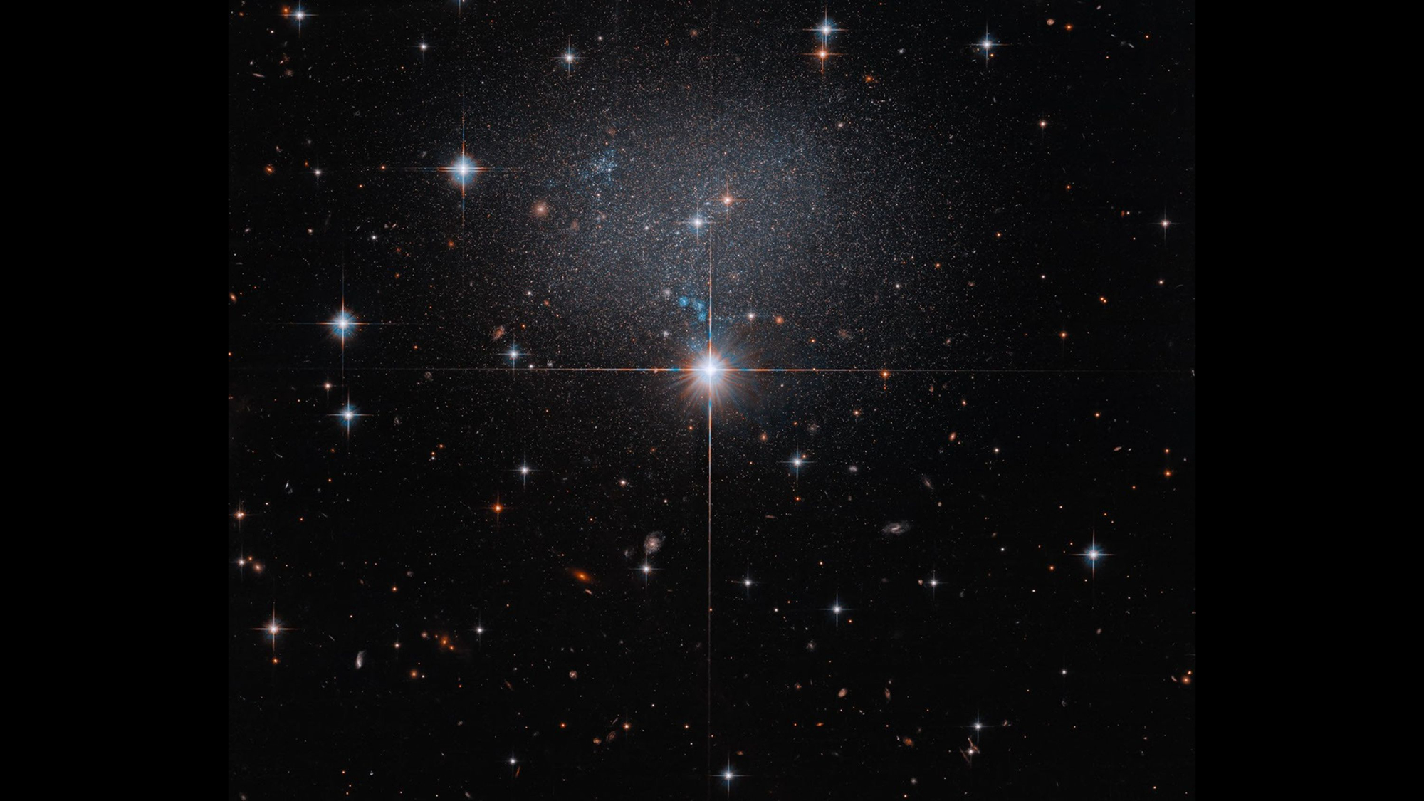 Hubble espia um enxame de estrelas em uma galáxia irregular estranha | Foto espacial do dia de 15 de junho de 2026
