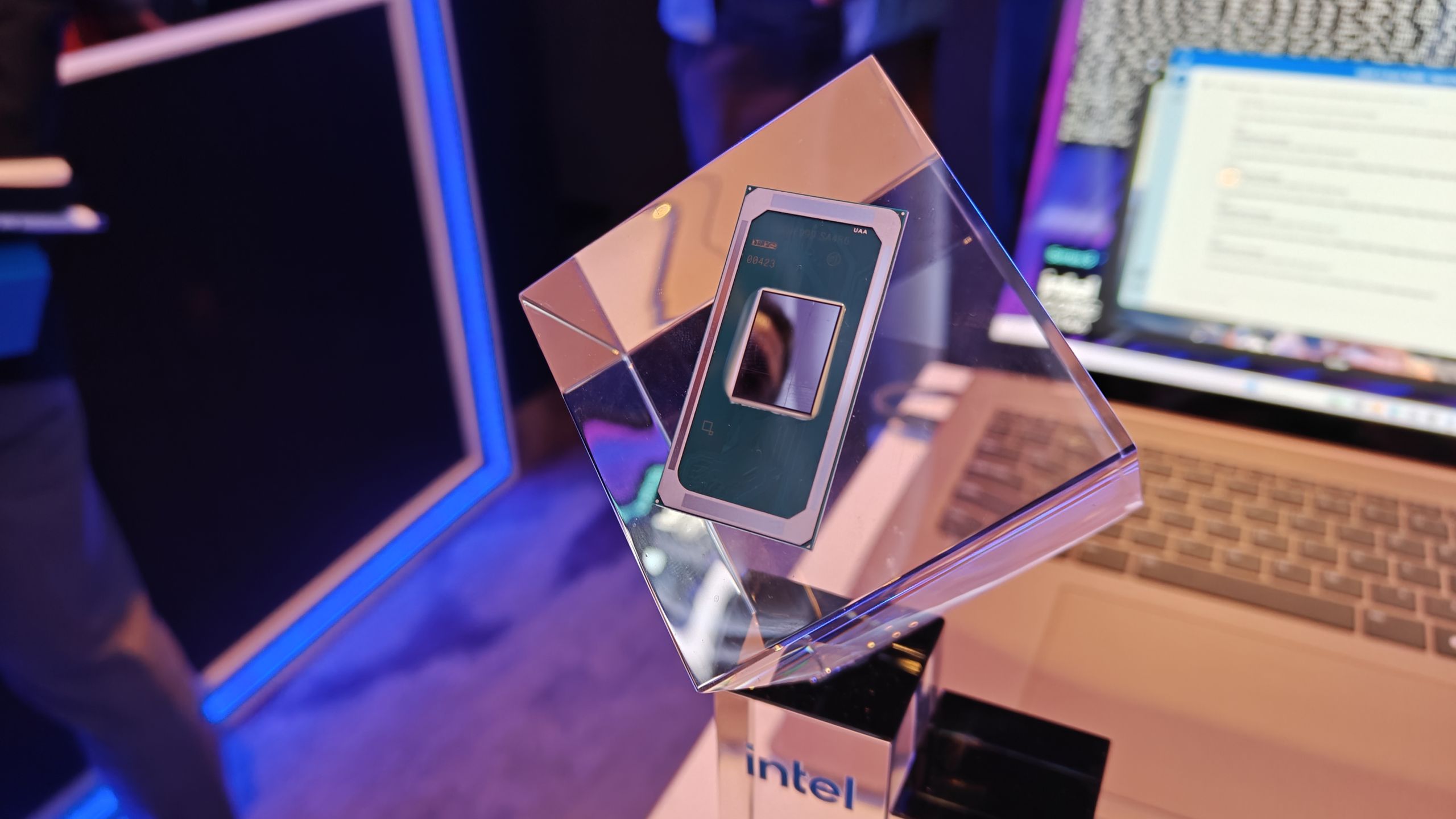 Processo 18A-P com desempenho aprimorado da Intel entra em produção de risco — atualização direta do 18A promete melhoria de 9% no desempenho em iso-potência e reduz a resistência térmica em 40%
