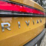 Proprietários da Rivian abrem processo alegando promessas falsas sobre recursos de direção autônoma Proprietários da Rivian abrem processo alegando promessas falsas sobre recursos de direção autônoma