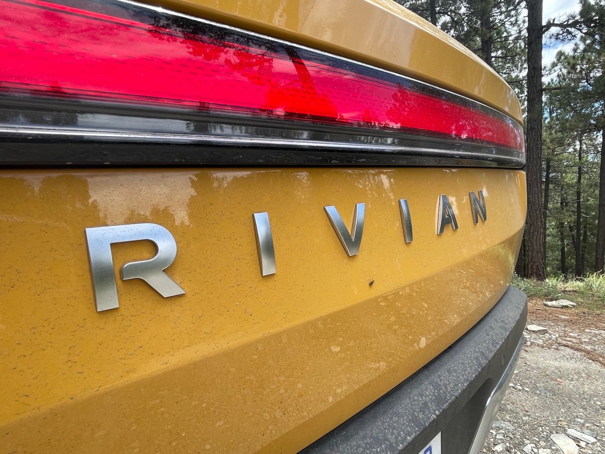 Proprietários da Rivian abrem processo alegando promessas falsas sobre recursos de direção autônoma