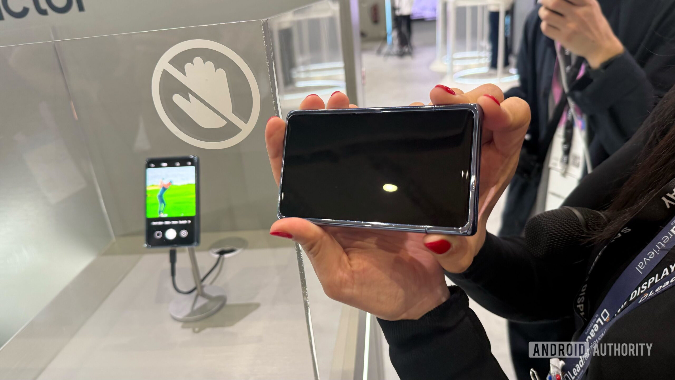 A mais nova ideia ousada da Samsung é um celular tijolão dobrável e enrolável.