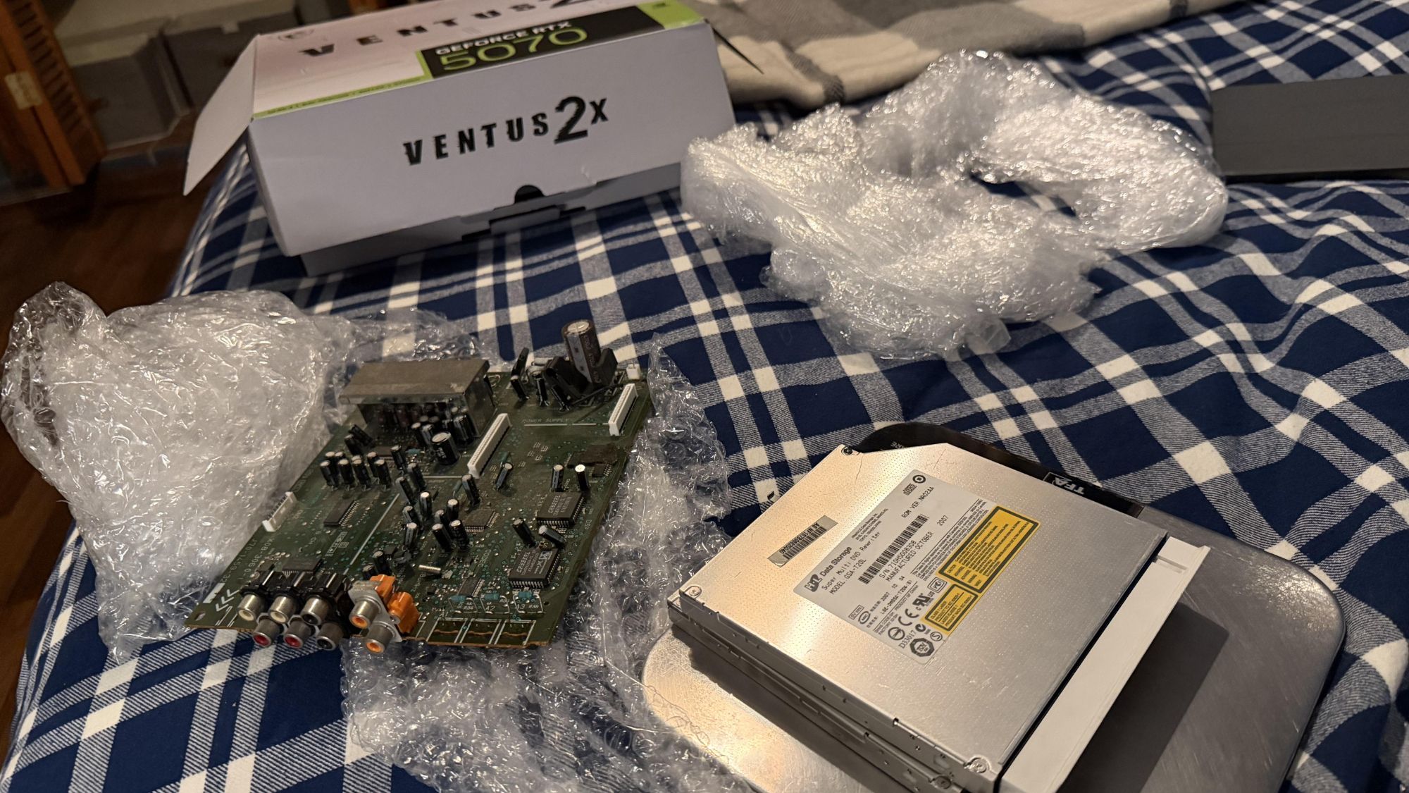 Montador de PC sem sorte compra RTX 5070 na Amazon e recebe um gravador de DVD e uma placa lógica quebrada de um receiver AV Kenwood dos anos 2000 — GPU de US$ 700 acaba sendo lixo eletrônico devido a golpe de devolução.