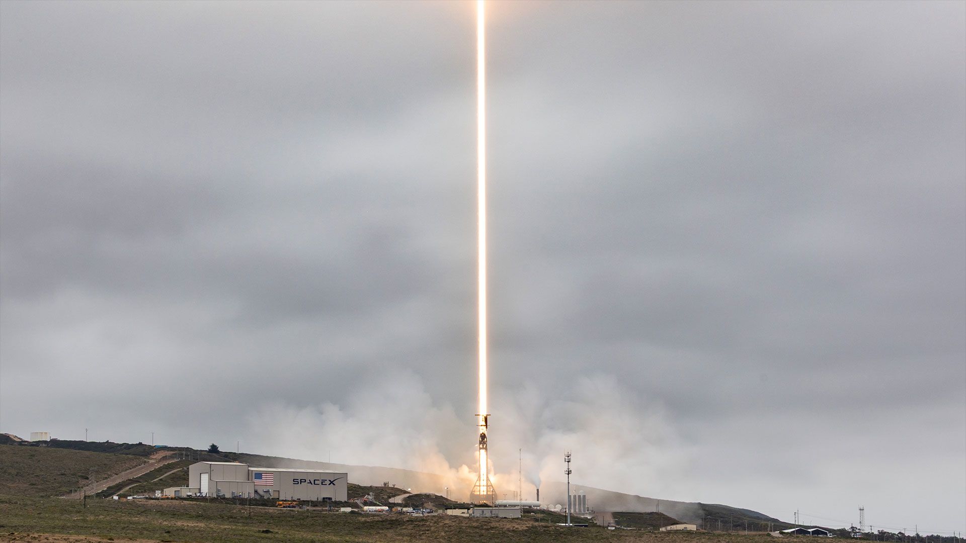 Foguete Falcon 9 da SpaceX lança 24 satélites Starlink na órbita baixa da Terra a partir da Califórnia